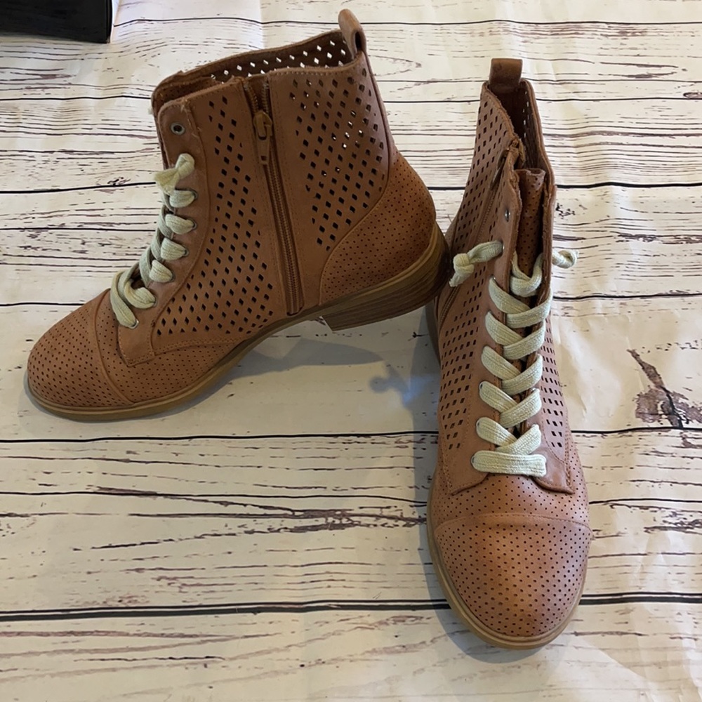 NWOT Report Hagen Perforated Spice brown bootie